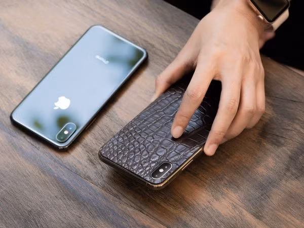  1. Sử dụng ốp lưng: Một số người không thích dùng ốp lưng bởi nó có thể che đi thiết kế đẹp của điện thoại, tuy nhiên vật dụng này có ích hơn nếu bạn mong muốn sau này bán lại được iPhone với giá cao.