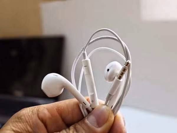 Theo Apple Insider, không chỉ điện thoại, máy tính, máy tính bảng,...mà những đồ dùng công nghệ như tai nghe không dây hay đồng hồ thông minh cũng cần phải làm sạch thường xuyên.