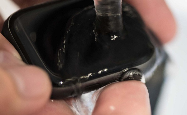 Đối với đồng hồ thông minh, bạn có thể xả chúng dưới vòi nước ấm, chảy nhẹ trong vòng không quá 15 giây. Trước đó, hãy tắt nguồn đồng hồ, tháo riêng mặt và dây đeo nếu dây làm từ vật liệu có thể thấm nước.