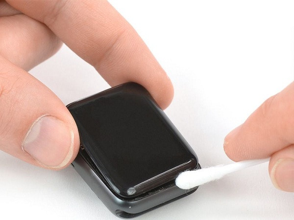 Lau theo một chiều (chiều dọc hoặc chiều ngang) để đạt hiệu quả tốt hơn, và lau lại bằng khăn khô mềm. Không nên dùng khăn giấy để tránh làm bụi giấy bám lại trên thiết bị hoặc gây xước màn hình.