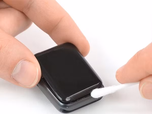 Lau theo một chiều (chiều dọc hoặc chiều ngang) để đạt hiệu quả tốt hơn, và lau lại bằng khăn khô mềm. Không nên dùng khăn giấy để tránh làm bụi giấy bám lại trên thiết bị hoặc gây xước màn hình.