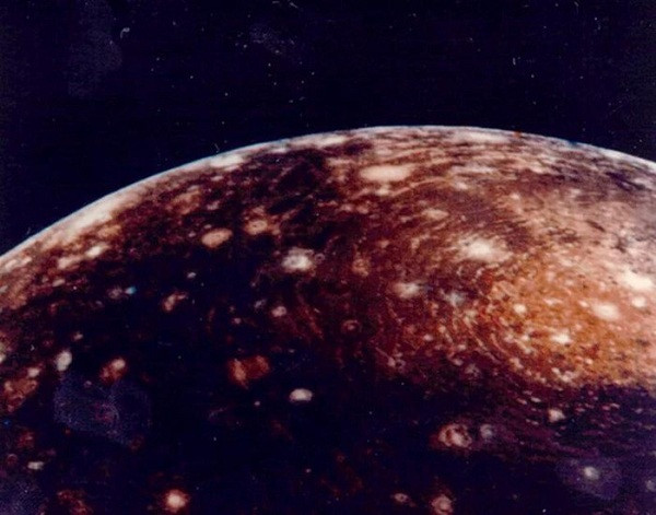 Một trong bốn Mặt Trăng vệ tinh lớn nhất của sao Mộc có tên là Callisto, khoảng 4,5 tỷ năm tuổi.