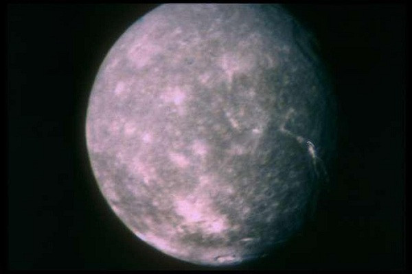 Titania của Sao Thiên Vương - một trong số các Mặt Trăng trong Hệ Mặt Trời.