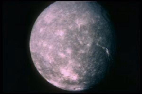 Titania của Sao Thiên Vương - một trong số các Mặt Trăng trong Hệ Mặt Trời.