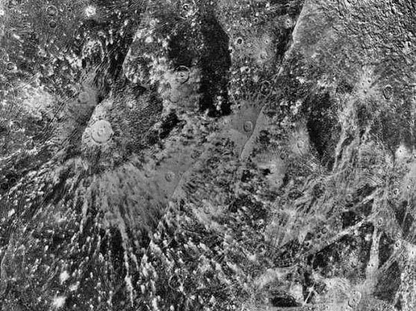 Ganymede là mặt trăng lớn nhất của sao Mộc và cũng là mặt trăng lớn nhất trong hệ mặt trời. Nếu nó không quay quanh sao Mộc, nó có thể đã được coi là một hành tinh lùn.