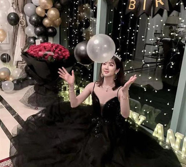 Annabel Yao còn là cô gái châu Á đầu tiên có vinh dự tham gia vũ hội Le Bal des Debutantes tại Paris. Đây là buổi tiệc ra mắt giới thượng lưu dành cho những thiếu nữ trẻ.