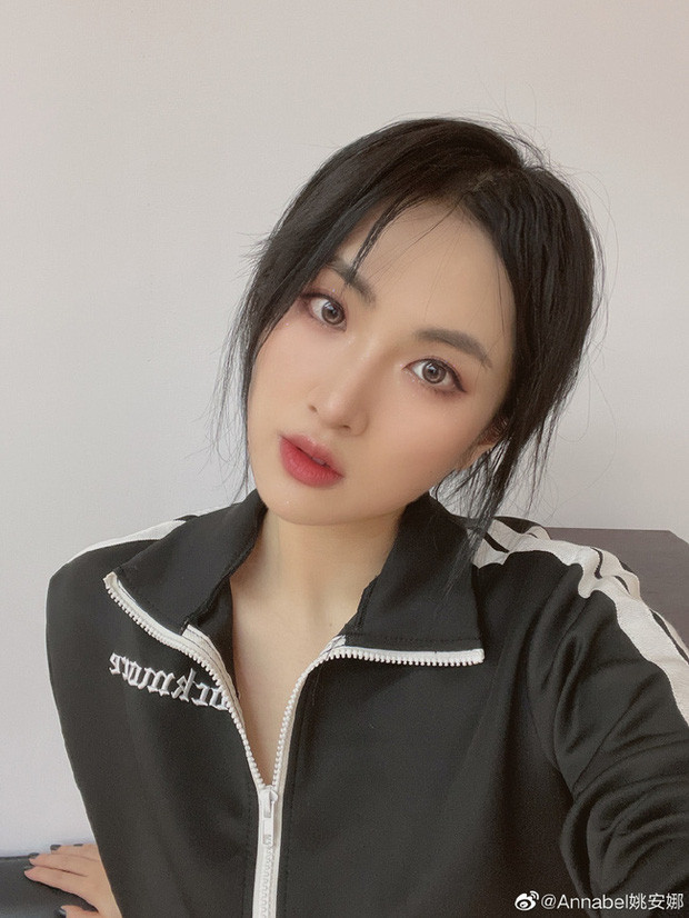 Ái nữ nhà Huawei được truyền thông chú ý bởi các mối quan hệ thân thiết với các rich kid Trung Quốc nổi tiếng. Cô được nuôi nấng như một vị công chúa và tận hưởng hết thảy tình yêu từ những người thân xung quanh.