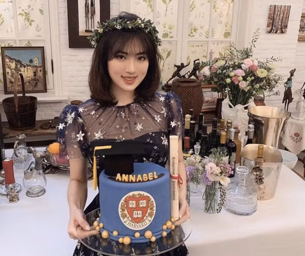 Annabel Yao, tên tiếng Trung là Diêu An Na sinh năm 1998, là con gái út của Nhậm Chính Phi, người sáng lập tập đoàn đa quốc gia Huawei. Cô còn được mệnh danh là " công chúa Huawei".