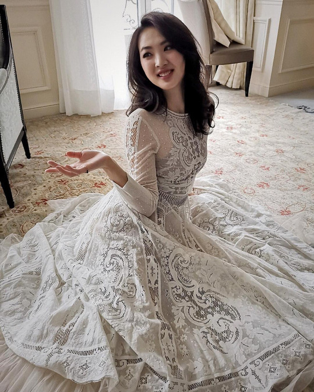 Trong bài đăng mới đây rich kid này khiến dân tình ngạc nhiên bởi gương mặt có sự thay đổi khác lạ của cô, không ít người đã đặt ra nghi vấn công chúa út của Huawei phải chăng đã phẫu thuật thẩm mỹ, "tân trang" để tiến vào làng giải trí.