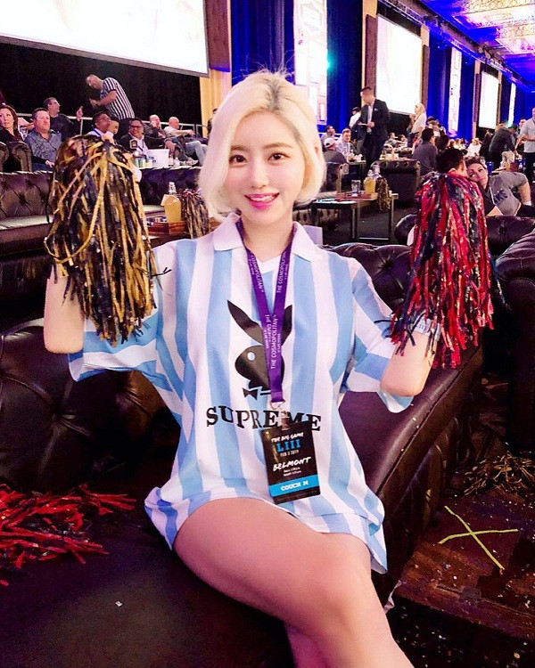 Tài khoản này tuy chỉ đăng lại những video trên TikTok chính của DJ Soda hay những khoảnh khắc cô biểu diễn tại quán bả trước đây, nhưng cũng thu về tổng tới gần 10 triệu lượt xem - đủ để thấy sức hút không tưởng của nàng DJ này.