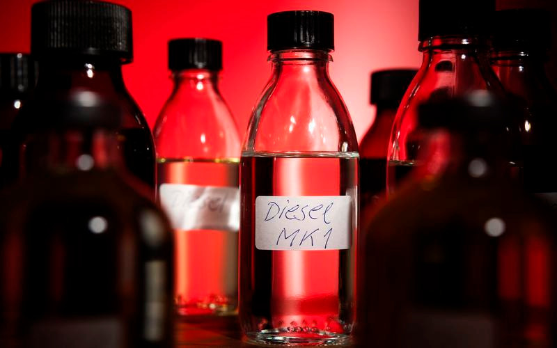 Diesel sinh học có thể sản xuất bằng cách chiết tách từ hạt cải dầu hoặc dầu thải tạo ra trong quá trình nấu nướng. Dù vậy, quá trình chiết tách này đòi hỏi tiêu tốn năng lượng nên diesel sinh học không được đánh giá là một loại nhiên liệu sạch. Ngoài ra, chi phí sản xuất diesel sinh học cũng tốn kém hơn chi phí sản xuất diesel từ dầu mỏ nên loại nhiên liệu này vẫn chưa phổ biến.