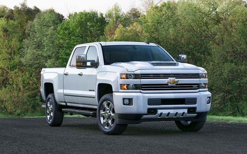 Trên thực tế có rất ít ô tô chỉ chạy hoàn toàn bằng khí propan. Hầu hết phương tiện sử dụng loại khí này theo cách dùng tương tự như LPG, nghĩa là khởi động bằng xăng trước và sau đó chuyển sang dùng khí propan để giảm lượng khí thải. Vì propan ở dạng khí nên bình chứa nhiên liệu của xe cũng phải lớn hơn bình xăng thông thường.