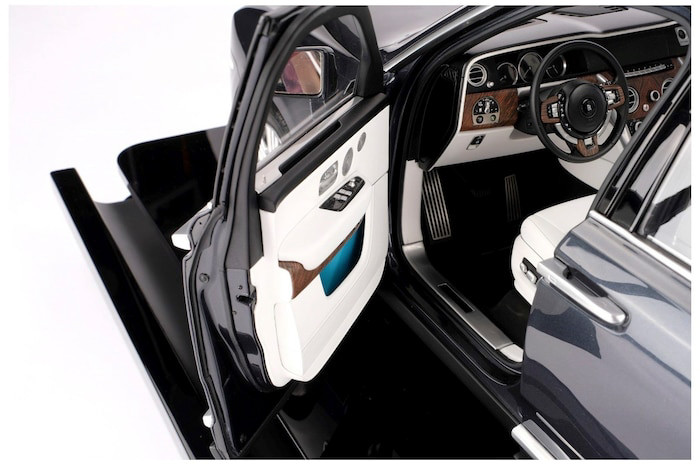 Cửa xe, trần xe, khoang hành lý,… tất cả đều có thể mở ra như thật. Bên dưới nắp capo là mô hình của khối động cơ tăng áp kép V12 được hoàn thiện tỉ mỉ. Hệ thống đèn ngoại thất trên mỗi chiếc Cullinan mini đều có khả năng vận hành như thật (điều chỉnh qua điều khiển từ xa).