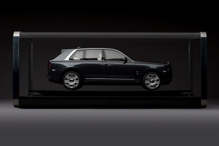 Được trưng bày trong chiếc hộp có chiều dài 1 mét, mô hình Cullinan được đặt trên mặt đế đen bóng, giúp khách hàng có thể nhìn ngắm chiếc xe ở mọi góc độ, từ chi tiết các bộ phận như cửa, khoang hành lý đến khoang động cơ.