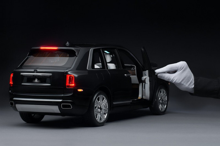 Giống như xe thật, khi lựa chọn phiên bản mô hình, người mua có thể tùy ý yêu cầu màu sắc từ bảng màu 44.000 sắc độ tiêu chuẩn hoặc từ chính màu cá nhân yêu thích của họ. Thậm chí cả cụm đèn khá giống thật có thể điều khiển từ xa, hay biểu tượng Spirit of Ecstasy trên nắp ca-pô cũng hết sức tinh xảo.