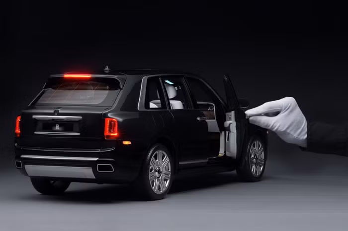 Giống như xe thật, khi lựa chọn phiên bản mô hình, người mua có thể tùy ý yêu cầu màu sắc từ bảng màu 44.000 sắc độ tiêu chuẩn hoặc từ chính màu cá nhân yêu thích của họ. Thậm chí cả cụm đèn khá giống thật có thể điều khiển từ xa, hay biểu tượng Spirit of Ecstasy trên nắp ca-pô cũng hết sức tinh xảo.