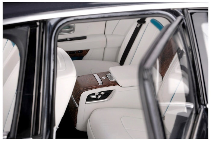 Quá trình sản xuất chiếc xe thu nhỏ này vẫn được làm hoàn toàn thủ công với thời gian lên tới 450 giờ, tức hơn một nửa thời gian cần thiết để chế tạo một chiếc xe Cullinan với kích thước thật tại Xưởng sản xuất của Rolls-Royce ở Goodwood.