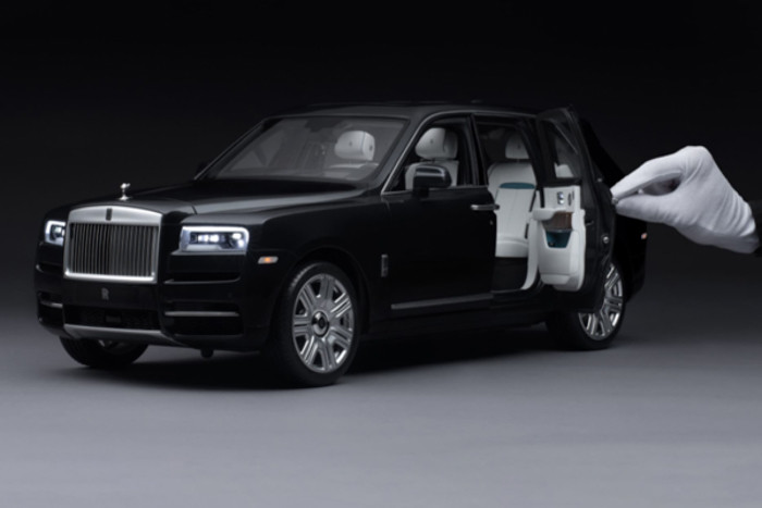 Theo báo giá từ hãng xe sang Anh quốc, giá bán của mô hình 1:8 Rolls-Royce Cullinan từ 17.100 USD (khoảng 400 triệu đồng) đến 27.360 USD (khoảng 640 triệu đồng), tùy theo lựa chọn cá nhân hóa của người chơi. Nếu mua thêm một số trang bị (option), mô hình Cullinan siêu nhỏ này sẽ có mức giá “siêu to khổng lồ” lên đến 851 triệu đồng.