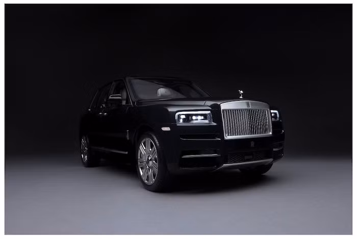 Bản Cullinan thu nhỏ được sơn hoàn toàn thủ công bằng sơn của chính hãng, sau đó được đánh bóng bằng tay với cách chính xác, tỉ mỉ. Đặc biệt, ngay cả đường kẻ dọc thân xe (đường coachline) cũng dùng một loại chổi đặc biệt như loại mà các nghệ nhân dùng để tạo trên các mẫu Rolls-Royce thật.