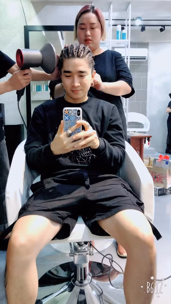 Được lên kể từ tháng 9/2018 và từng gây sốt cộng đồng công nghệ, iPhone XS Max vào thời điểm đó trở thành sự lựa chọn của nhiều nghệ sĩ Việt và các fan công nghệ. Chi Dân sử dụng iPhone Xám Space từ năm 2019, đến nay anh vẫn trung thành với phiên bản điện thoại này. Ảnh: FBNV