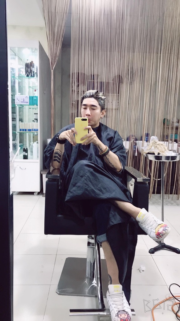 Chiếc điện thoại này cũng “theo chân” Chi Dân một thời gian khá dài trong khi các dòng điện thoại đời mới xịn sò liên tục được ra mắt. Ảnh: FBNV