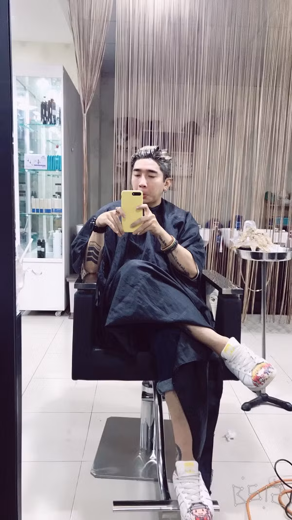 Chiếc điện thoại này cũng “theo chân” Chi Dân một thời gian khá dài trong khi các dòng điện thoại đời mới xịn sò liên tục được ra mắt. Ảnh: FBNV