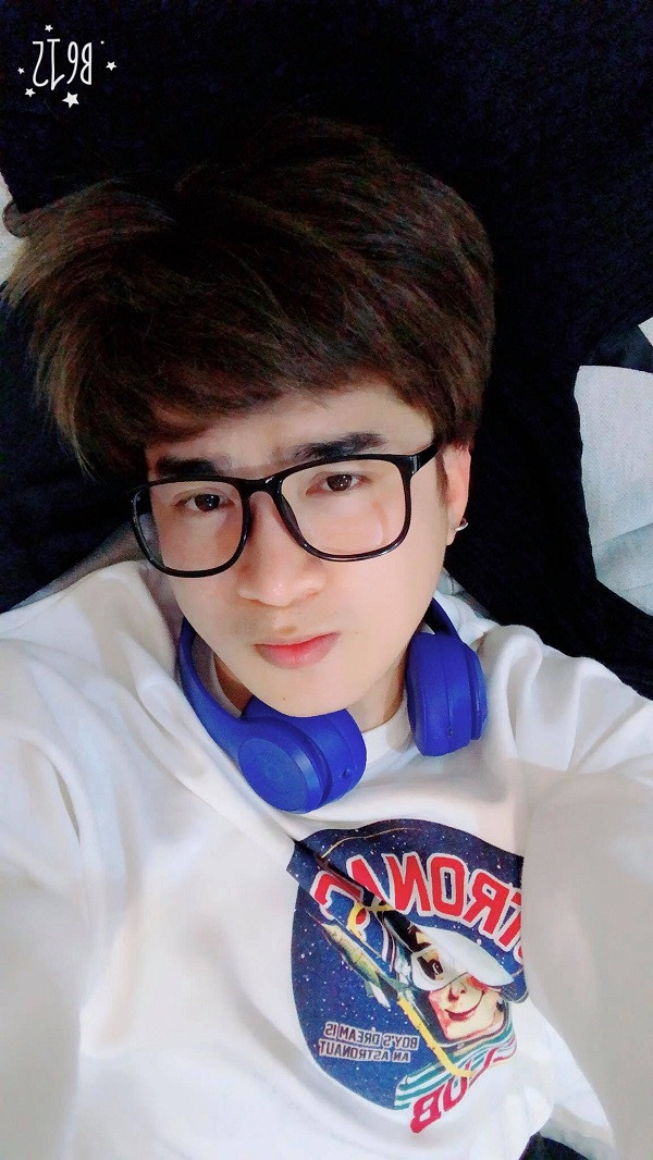 Một lần khác Chi Dân xuất hiện cùng tai nghe Beats xanh dương được cho là phiên bản Solo Pro khử tiếng ồn tuyệt đối. Ảnh: FBNV