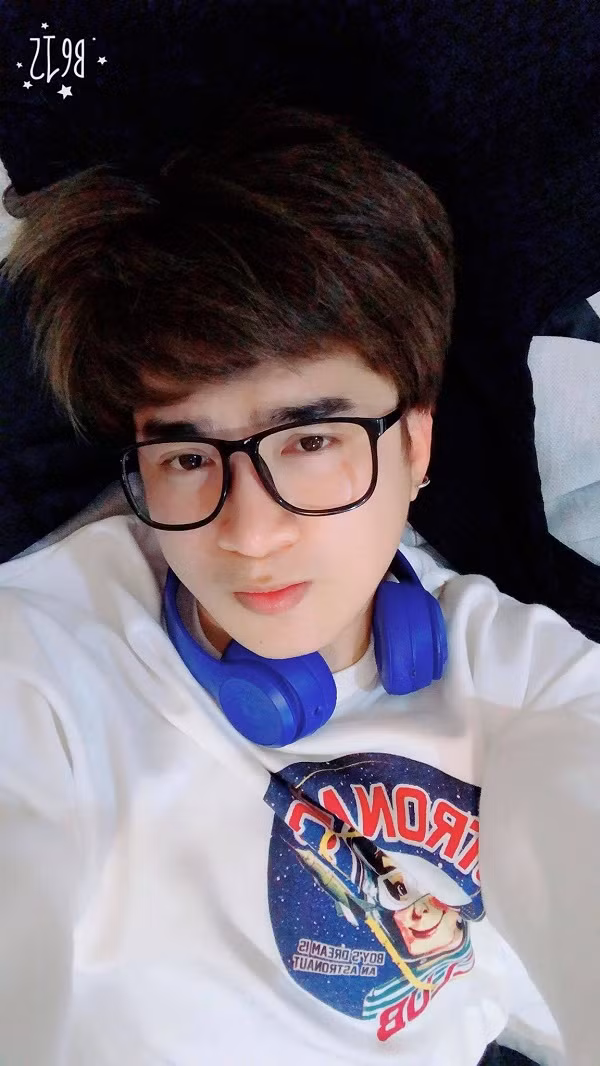 Một lần khác Chi Dân xuất hiện cùng tai nghe Beats xanh dương được cho là phiên bản Solo Pro khử tiếng ồn tuyệt đối. Ảnh: FBNV