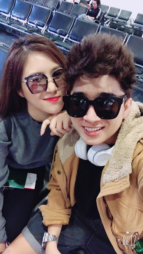 Chiếc tai nghe Beats màu trắng thường xuyên xuất hiện cùng Chi Dân, trong những buổi đi chơi với bạn bè, đi diễn, du lịch, hay khi có mặt tại sân bay. Ảnh: FBNV