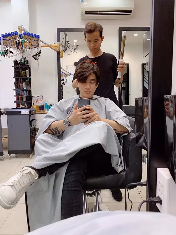 Nam ca sĩ thường xuyên khoe ảnh selfie cùng điện thoại nhưng với những phiên bản ốp lưng khác nhau. Ảnh: FBNV