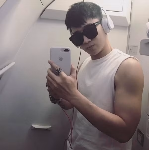 Không yêu thích những chiếc điện thoại sành điệu, cao cấp, bởi niềm đam mê của Chi Dân đã dành cho món phụ kiện công nghệ khác cũng hot hit chẳng kém. Ảnh: FBNV