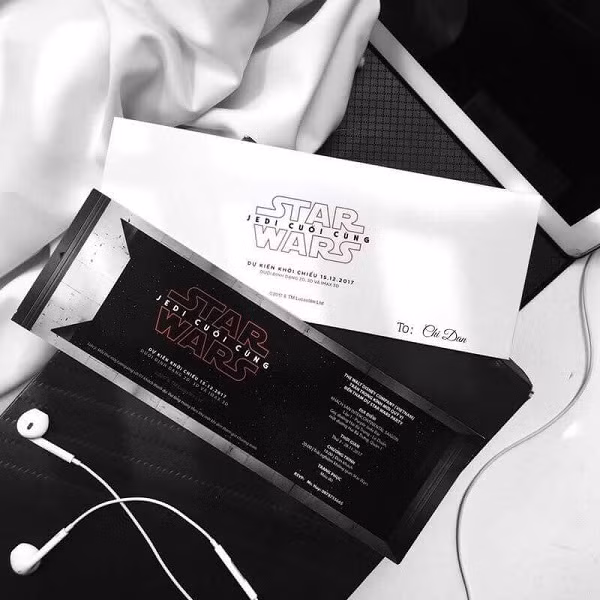 Ngoài ra, Chi Dân cũng vẫn trung thành với tai nghe có dây của Apple, thay vì chạy theo trào lưu sử dụng tai nghe không dây Airpods Pro. Ảnh: FBNV