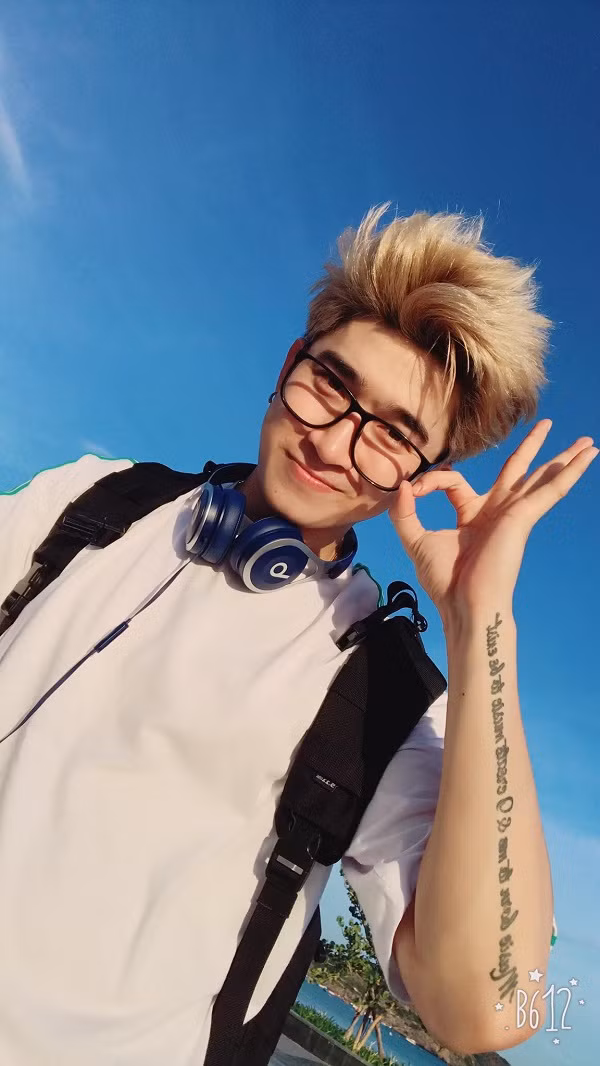 Tai nghe Beats màu xanh dương với thiết kế thời trang, trẻ trung, hiệu năng sử dụng phù hợp với những người làm nghệ thuật như nam ca sĩ. Ảnh: FBNV