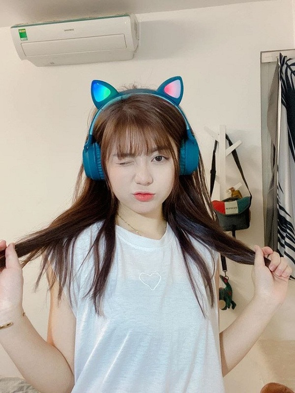 Không chỉ là một nữ game thủ, Trang Banana còn là một fan cuồng của đội tuyển Real Madrid, bởi vậy không có gì đáng ngạc nhiên khi cô nàng luôn sở hữu một lượng người xem khổng lồ mỗi lần lên sóng.