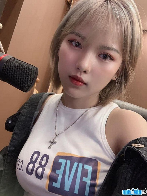 Heli A tên thật là Trần Trang Nhung, năm nay mới 19 tuổi và gia nhập làng streamer Việt chưa lâu nhưng cô nàng xinh đẹp này đã sở hữu một lượng fan ''hùng hậu'' nhờ nhan sắc lạ và body 3 vòng cực chuẩn.