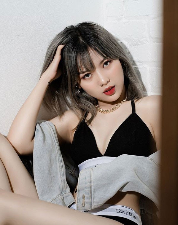 Heli A cũng không ngần ngại tung những bộ hình khoe trọn thân hình đồng hồ cát hay đôi chân dài miên man của mình.