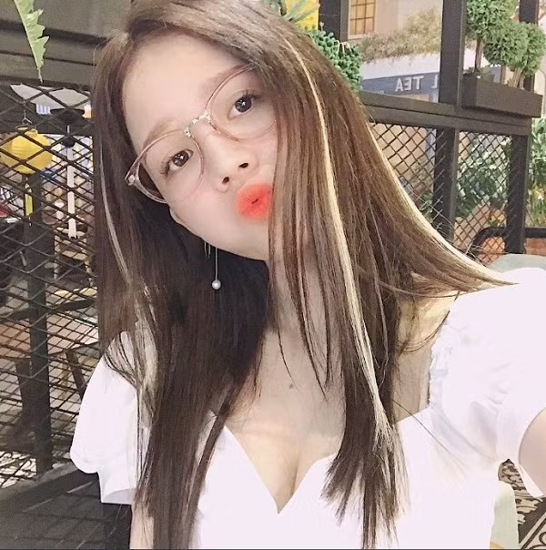 Bước chân vào giới streamer - game thủ với tựa game Liên Minh Huyền Thoại, Mèo Sao Hỏa còn được biết đến với khả năng chơi thành thạo đa dạng các tựa game, lối nói chuyện gần gũi.