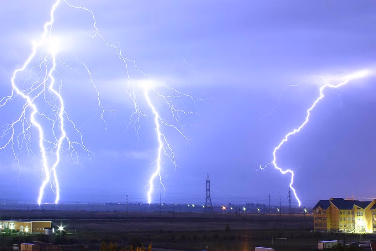 Điện (1600): Năm 600 TCN tại Hy Lạp, nhà toán học lừng danh Thalès de Milet đã tiến hành khảo cứu mọi sự vật và hiện tượng xung quanh, nhận thấy rằng khi xát mạnh miếng hổ phách thì miếng này sẽ hút được các vụn gỗ. Trải qua 22 thế kỷ tới năm 1600, Sir William Gilbert là người đầu tiên khảo cứu về điện học và từ học.