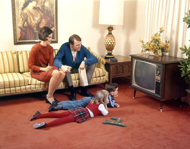 John Logie Baird - nhà phát minh người Scotland được xem là người đặt dấu mốc vô cùng quan trọng trong lịch sử phát triển của công nghệ truyền hình. Vào ngày 27/01/1926, chương trình truyền hình lần đầu tiên được phát sóng là một màn múa rối do chính Baird thực hiện.