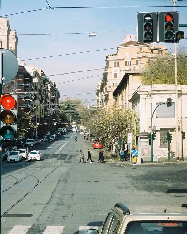  Analog Film: Là một cái tên quá quen thuộc với các tín đồ sống ảo, tuy ra đời muộn hơn các đối thủ khác nhưng chất lượng ảnh mà app chỉnh màu ảnh film có trả phí này mang lại thì quả là "đáng gờm".