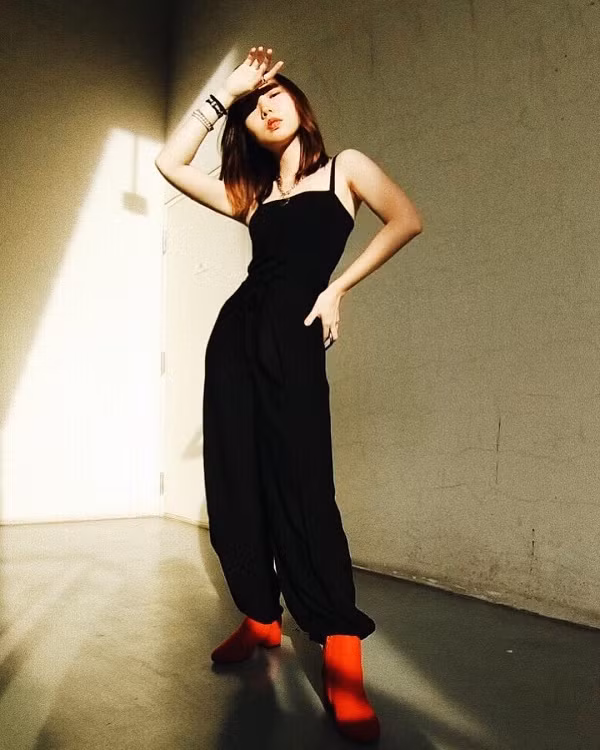  RNI Films: Với giao diện lấy ý tưởng từ VSCO và những tính năng mô phỏng phim của Filmborn, app chỉnh ảnh RNI Film mang đến những tone màu khá thịnh hành. Bộ lọc được chia thành 4 mục khác nhau như đen trắng, dạng slide, phong cách vintage,...dễ dàng thay đổi tông màu để phù hợp với bức hình cần chỉnh sửa.