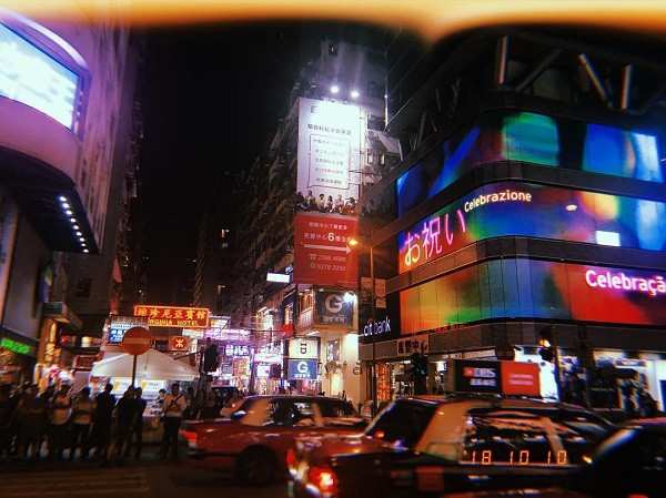 Đây là ứng dụng chỉnh màu ảnh film hoàn toàn miễn phí. Mỗi tấm hình được chụp bởi CALLA sẽ có một filter ngẫu nhiên với hạt grains bé xíu và thỉnh thoảng còn bị cháy sáng, ở góc hình sẽ có kèm cả ngày giờ chụp, tạo cho người dùng cảm giác giống như đang xem những tấm ảnh cũ được chụp từ những thập kỉ trước.