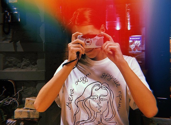 Dù điểm trừ là thời gian chờ đợi khá lâu, lại không cho phép tải về miễn phím, nhưng nước ảnh đậm chất film hoài cổ rất đáng để hội mê ảnh film thử dùng.