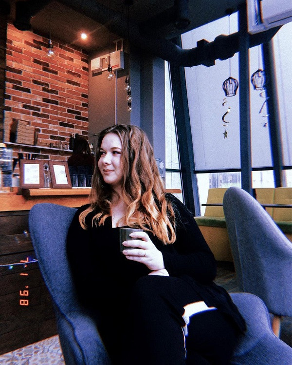 Màu ảnh của Huji chủ yếu thiên về tone xanh dương, 4 góc ảnh hơi nhòe và có độ nhiễu vừa phải mang đến cảm giác xưa cũ.