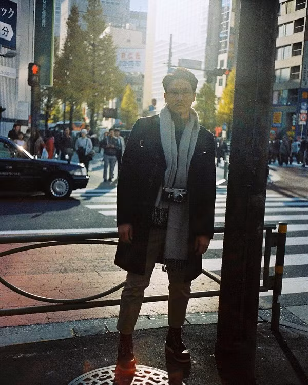 Analog Film cung cấp một chuỗi các app mang chủ đề các thành phố lớn trên thế giới. Nếu như tone Paris, Budapest mang đến màu ảnh phim kiểu hồng hào, tươi tắn, thì Seoul, Tokyo, Jeju… lại phủ một lớp màu nhẹ nhàng, hơi cổ điển.