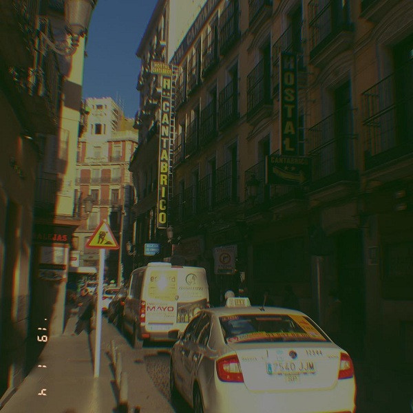  Gudak: Tiên phong cho trào lưu chỉnh ảnh màu film không thể không kể đến ứng dụng Gudak với filter mang phong cách retro, từng gây bão trên mạng xã hội Hàn Quốc một thời gian dài. Cách thức hoạt động của ứng dụng này cũng khá đặc biệt, cho phép bạn chụp ảnh và đợi quá trình "rửa ảnh" y như dùng máy ảnh phim.