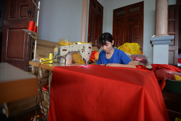 Hộ gia đình của anh Phục chủ yếu là cờ in, cờ cắt may, cho sản lượng lớn, giá thành hợp lý.