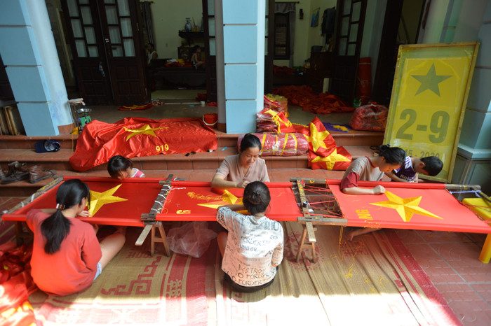 Trải qua nhiều thăng trầm của nghề, hiện nay cả làng không còn duy trì sản xuất cờ Tổ quốc nhưng vẫn còn một số gia đình tiếp tục gìn giữ tình yêu với nghề, tình yêu Tổ quốc qua từng đường kim mũi chỉ.