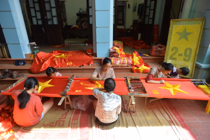 Trải qua nhiều thăng trầm của nghề, hiện nay cả làng không còn duy trì sản xuất cờ Tổ quốc nhưng vẫn còn một số gia đình tiếp tục gìn giữ tình yêu với nghề, tình yêu Tổ quốc qua từng đường kim mũi chỉ.