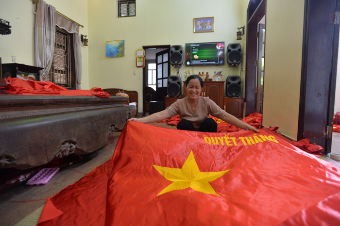 Những lá cờ thêu mang theo sự yêu nghề, tình yêu đất nước đong đầy cùng với đó là lòng tự hào của người dân làng Từ Vân.